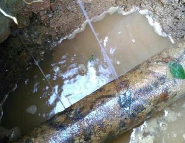 乌拉特中楼顶渗水维修公司分享下地暖漏水的原因及检测方法。